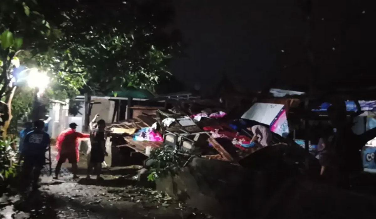 Angin Kencang Terjang Kaliombo Kediri, Warung dan Dapur Warga Rusak Parah!